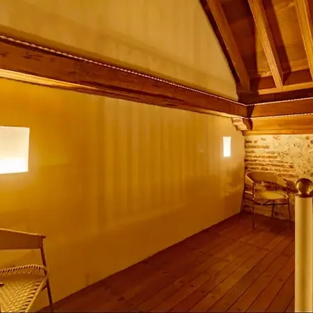 Colonial House With Pool