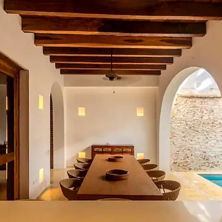 Сasa de vacaciones Colonial House With Pool *