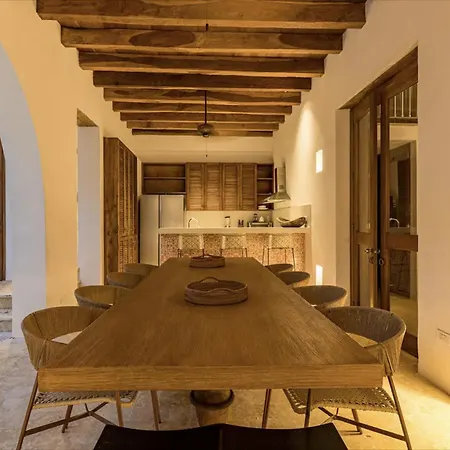 Сasa de vacaciones Colonial House With Pool *