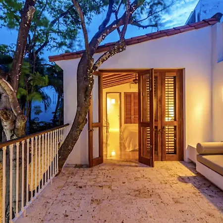 Colonial House With Pool