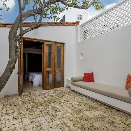 Colonial House With Pool *