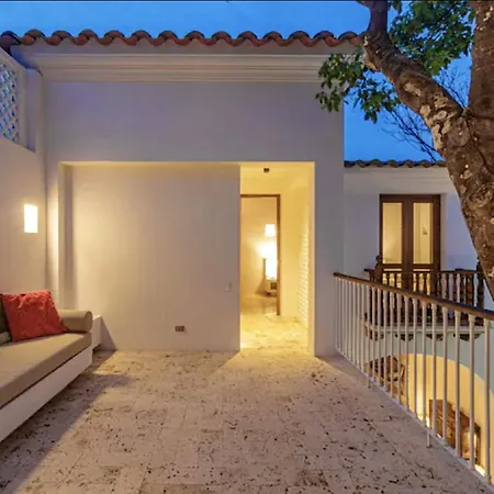 Colonial House With Pool