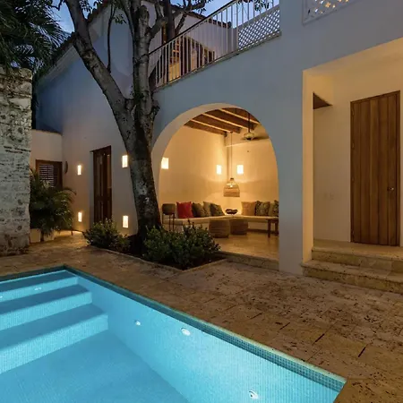 Сasa de vacaciones Colonial House With Pool