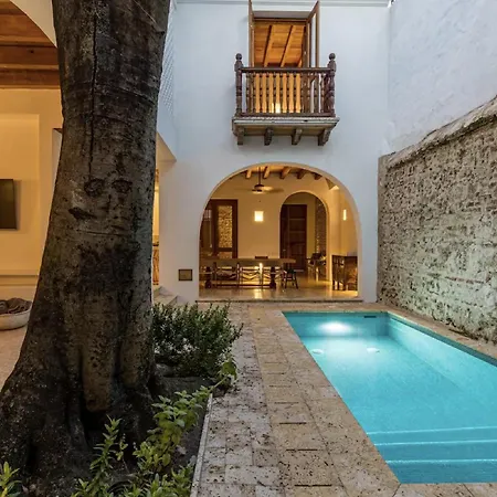 Colonial House With Pool *