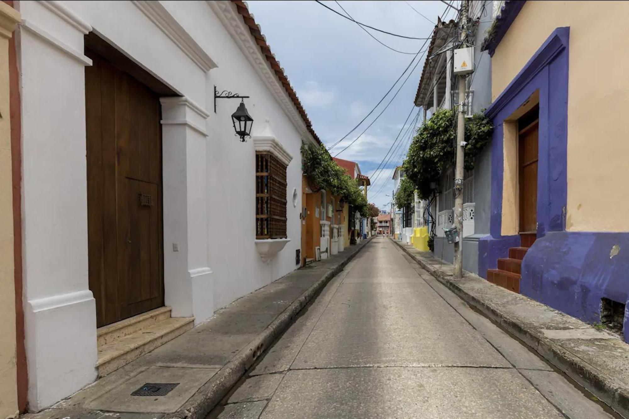 Colonial House With Pool