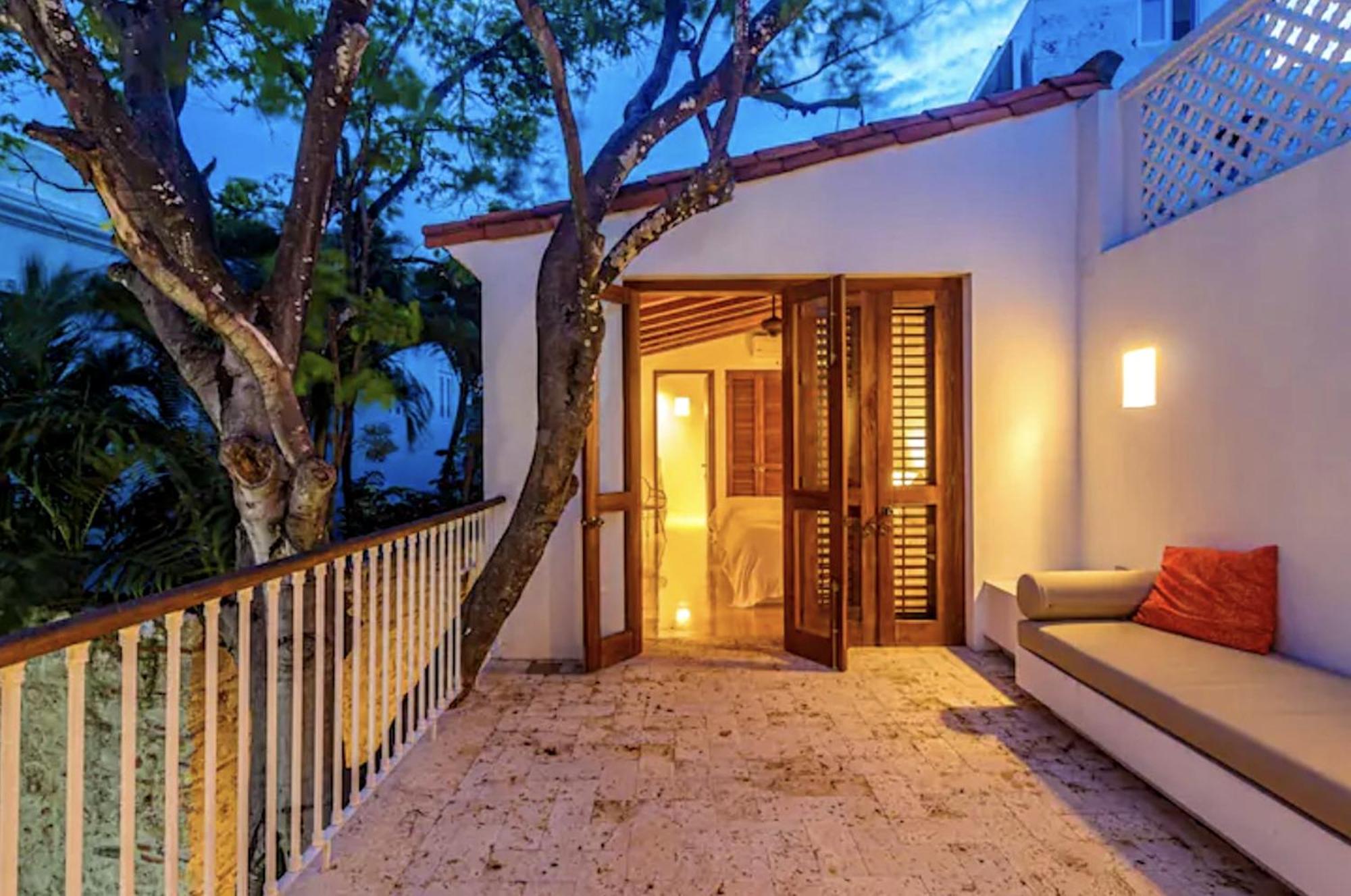 Colonial House With Pool