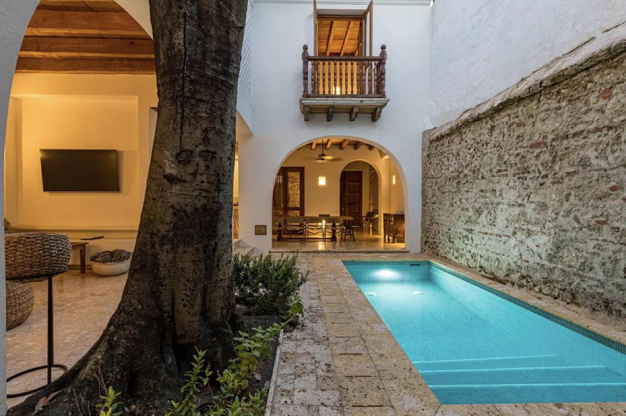 Colonial House With Pool *